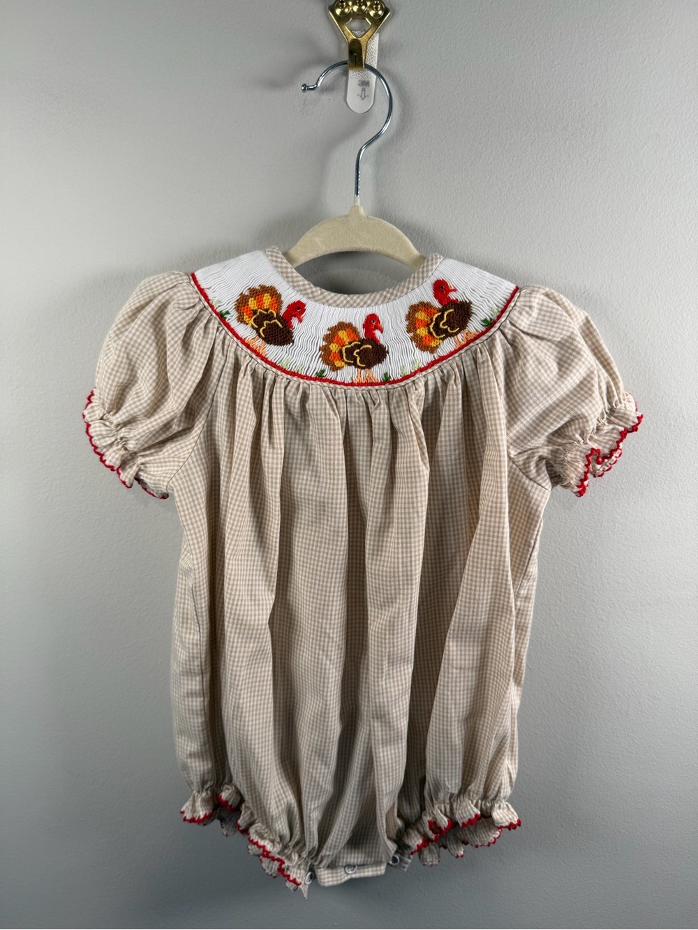 The Bailey Boys Beige Checked Smocked Turkey Bubble Romper with Red Trim size 9m
